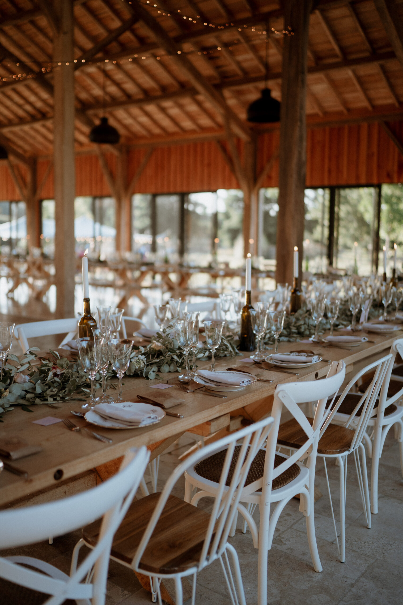 Dîner à table lors d'un mariage organisé par la Maison Roussarie